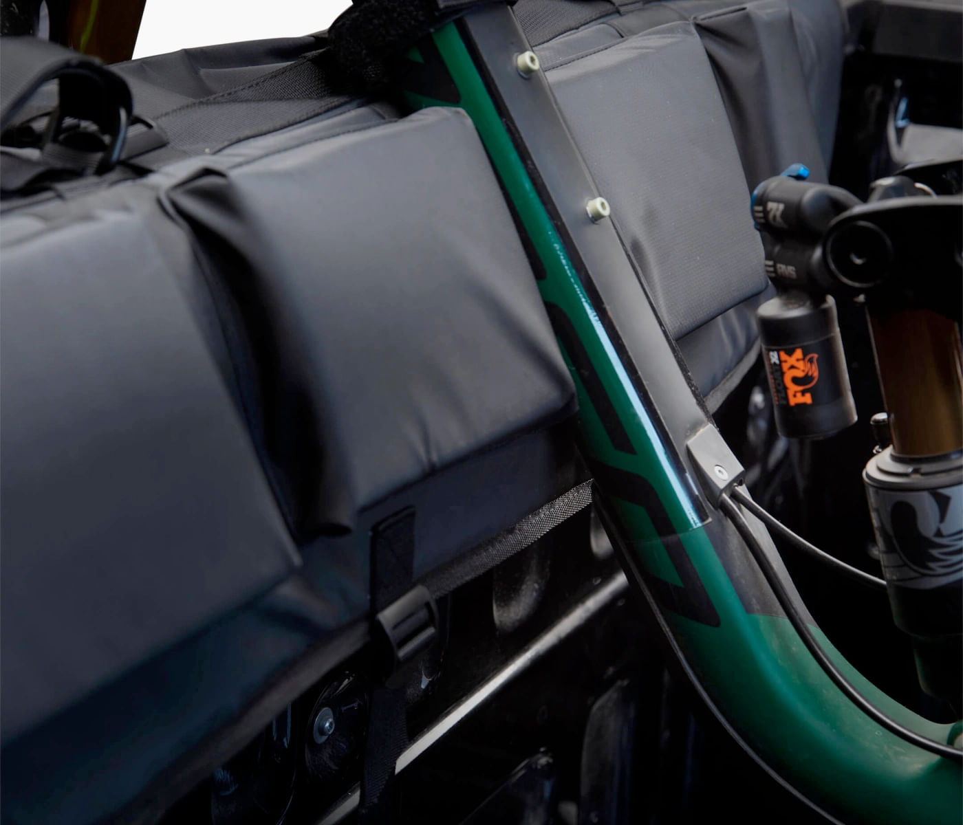 raceface raceface-tailgate-pad-color-black