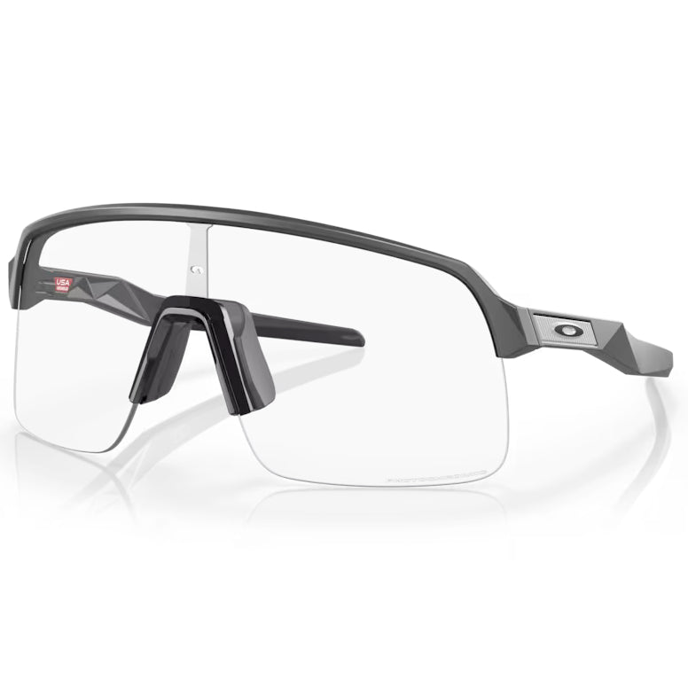 oakley sutro lite photochromic sunglasses-color-matte carbon | clear photochromic