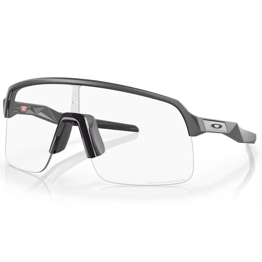 oakley sutro lite photochromic sunglasses-color-matte carbon | clear photochromic